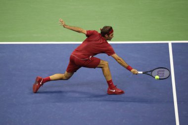New York - 28 Ağustos 2018: 20-zaman Grand Slam şampiyonu Roger Federer İsviçre'nin eylem sırasında 2018 Amerika Açık ilk turu maç Billie Jean King Ulusal Tenis Merkezi