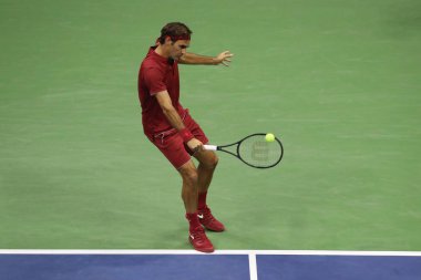 New York - 28 Ağustos 2018: 20-zaman Grand Slam şampiyonu Roger Federer İsviçre'nin eylem sırasında 2018 Amerika Açık ilk turu maç Billie Jean King Ulusal Tenis Merkezi