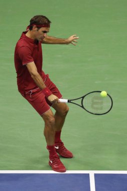 New York - 28 Ağustos 2018: 20-zaman Grand Slam şampiyonu Roger Federer İsviçre'nin eylem sırasında 2018 Amerika Açık ilk turu maç Billie Jean King Ulusal Tenis Merkezi