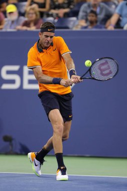 New York - 27 Ağustos 2018: Grand Slam şampiyonu Juan Martin Del Potro Arjantin eylem sırasında onun 2018 bize açık ilk turu maç Billie Jean King Ulusal Tenis Merkezi
