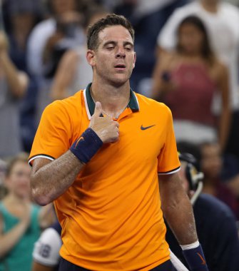 New York - 27 Ağustos 2018: Juan Martin Del Potro Arjantin onun 2018 bize ilk turu maç Billie Jean King Ulusal tenis merkezinde açık sonra zafer kutluyor Grand Slam şampiyonu
