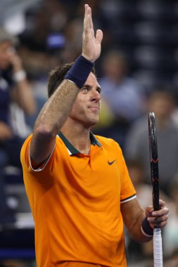 New York - 27 Ağustos 2018: Juan Martin Del Potro Arjantin onun 2018 bize ilk turu maç Billie Jean King Ulusal tenis merkezinde açık sonra zafer kutluyor Grand Slam şampiyonu