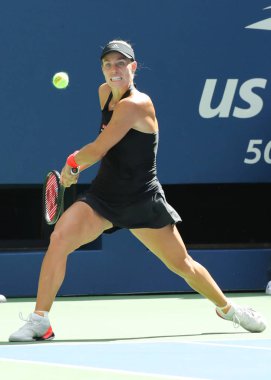 New York - 30 Ağustos 2018: Grand Slam şampiyonu Angelique Kerber Almanya'nın eylemi sırasında onun 2018 bize açık ikinci tur maçında Billie Jean King Ulusal Tenis Merkezi