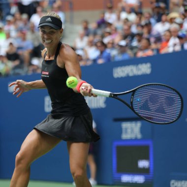 New York - 30 Ağustos 2018: Grand Slam şampiyonu Angelique Kerber Almanya'nın eylemi sırasında onun 2018 bize açık ikinci tur maçında Billie Jean King Ulusal Tenis Merkezi