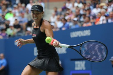 New York - 30 Ağustos 2018: Grand Slam şampiyonu Angelique Kerber Almanya'nın eylemi sırasında onun 2018 bize açık ikinci tur maçında Billie Jean King Ulusal Tenis Merkezi