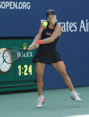 New York - 30 Ağustos 2018: Grand Slam şampiyonu Angelique Kerber Almanya'nın eylemi sırasında onun 2018 bize açık ikinci tur maçında Billie Jean King Ulusal Tenis Merkezi