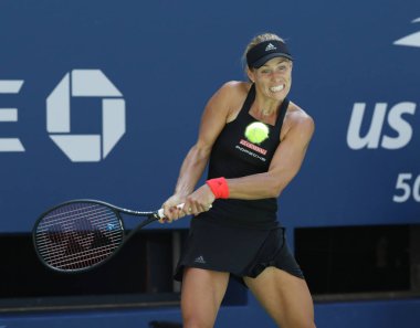 New York - 30 Ağustos 2018: Grand Slam şampiyonu Angelique Kerber Almanya'nın eylemi sırasında onun 2018 bize açık ikinci tur maçında Billie Jean King Ulusal Tenis Merkezi