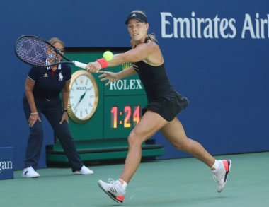 New York - 30 Ağustos 2018: Grand Slam şampiyonu Angelique Kerber Almanya'nın eylemi sırasında onun 2018 bize açık ikinci tur maçında Billie Jean King Ulusal Tenis Merkezi