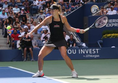 New York - 30 Ağustos 2018: Grand Slam şampiyonu Angelique Kerber Almanya'nın eylemi sırasında onun 2018 bize açık ikinci tur maçında Billie Jean King Ulusal Tenis Merkezi