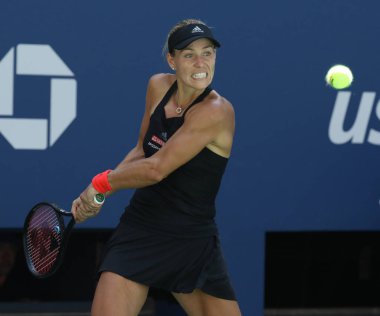 New York - 30 Ağustos 2018: Grand Slam şampiyonu Angelique Kerber Almanya'nın eylemi sırasında onun 2018 bize açık ikinci tur maçında Billie Jean King Ulusal Tenis Merkezi