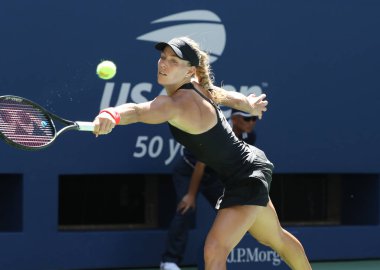 New York - 30 Ağustos 2018: Grand Slam şampiyonu Angelique Kerber Almanya'nın eylemi sırasında onun 2018 bize açık ikinci tur maçında Billie Jean King Ulusal Tenis Merkezi
