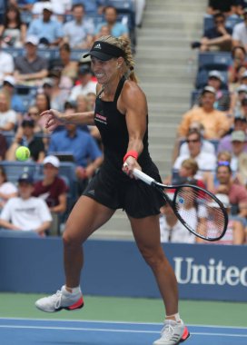 New York - 30 Ağustos 2018: Grand Slam şampiyonu Angelique Kerber Almanya'nın eylemi sırasında onun 2018 bize açık ikinci tur maçında Billie Jean King Ulusal Tenis Merkezi