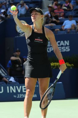 New York - 30 Ağustos 2018: Grand Slam şampiyonu Angelique Kerber Almanya'nın eylemi sırasında onun 2018 bize açık ikinci tur maçında Billie Jean King Ulusal Tenis Merkezi