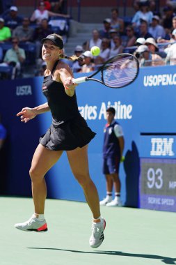 New York - 30 Ağustos 2018: Grand Slam şampiyonu Angelique Kerber Almanya'nın eylemi sırasında onun 2018 bize açık ikinci tur maçında Billie Jean King Ulusal Tenis Merkezi