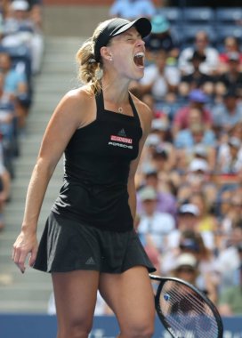 New York - 30 Ağustos 2018: Grand Slam şampiyonu Angelique Kerber Almanya'nın eylemi sırasında onun 2018 bize açık ikinci tur maçında Billie Jean King Ulusal Tenis Merkezi