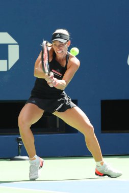 New York - 30 Ağustos 2018: Grand Slam şampiyonu Angelique Kerber Almanya'nın eylemi sırasında onun 2018 bize açık ikinci tur maçında Billie Jean King Ulusal Tenis Merkezi