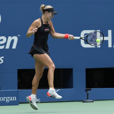 New York - 30 Ağustos 2018: Grand Slam şampiyonu Angelique Kerber Almanya'nın eylemi sırasında onun 2018 bize açık ikinci tur maçında Billie Jean King Ulusal Tenis Merkezi