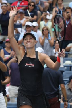 New York - 30 Ağustos 2018: Angelique Kerber Almanya'nın sonra onun 2018 bize ikinci tur maç Billie Jean King Ulusal Tenis Merkezi açık zafer kutluyor Grand Slam şampiyonu