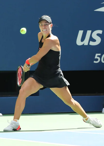 2018年8月30日 大满贯冠军安吉丽 Kerber 德国在行动期间在她2018美国开放第二轮比赛在比利 琴王国家网球中心 — 图库照片