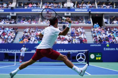 New York - 30 Ağustos 2018: 20 kez Grand Slam şampiyonu Roger Federer İsviçre'nin eylem sırasında ikinci yuvarlak 2018 bize açık maç Billie Jean King Ulusal Tenis Merkezi