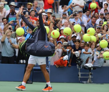 New York - 2 Eylül 2018: 17 kez Grand Slam şampiyonu Rafael Nadal İspanya'nın sonra onun 2018 bize açık yuvarlak Billie Jean King Ulusal tenis merkezi 16 maçın zafer kutluyor