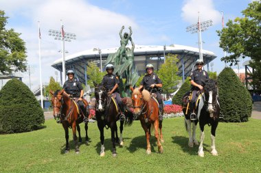 New York - 2 Eylül 2018: Nypd monte birimi polis memuru Flushing Meadows Park New York'ta genel korumaya hazır