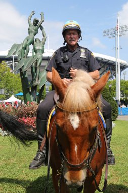 New York - 2 Eylül 2018: Nypd monte birimi polis memuru Flushing Meadows Park New York'ta genel korumaya hazır