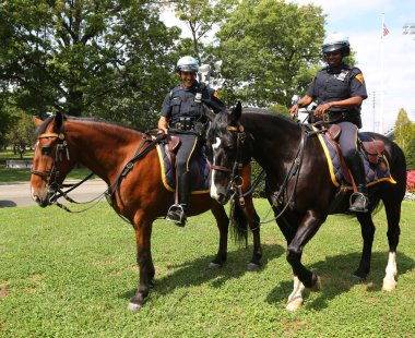 New York - 2 Eylül 2018: Nypd monte birimi polis memuru Flushing Meadows Park New York'ta genel korumaya hazır