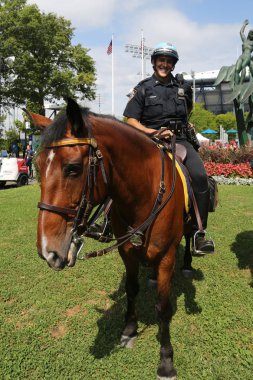 New York - 2 Eylül 2018: Nypd monte birimi polis memuru Flushing Meadows Park New York'ta genel korumaya hazır