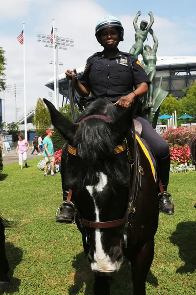 New York - 2 Eylül 2018: Nypd monte birimi polis memuru Flushing Meadows Park New York'ta genel korumaya hazır