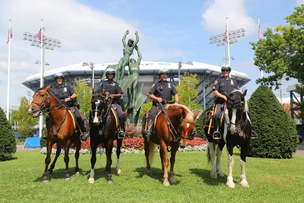 New York - 2 Eylül 2018: Nypd monte birimi polis memuru Flushing Meadows Park New York'ta genel korumaya hazır