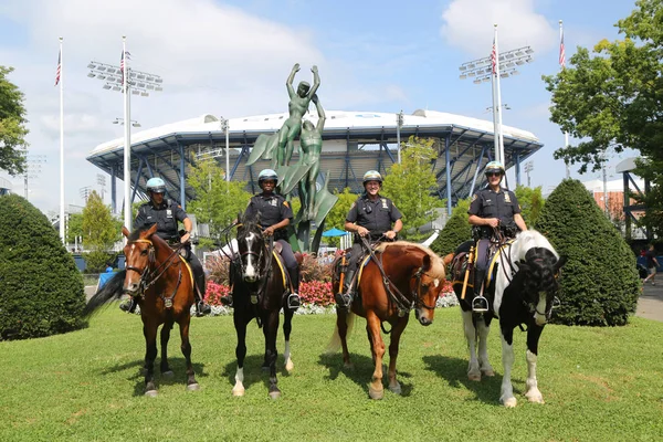 New York - 2 Eylül 2018: Nypd monte birimi polis memuru Flushing Meadows Park New York'ta genel korumaya hazır