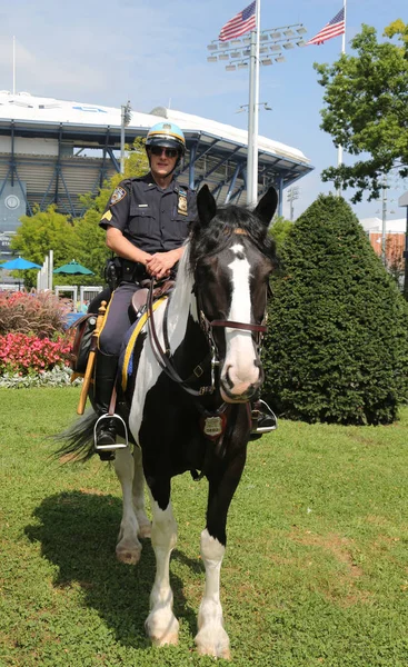 New York - 2 Eylül 2018: Nypd monte birimi polis memuru Flushing Meadows Park New York'ta genel korumaya hazır