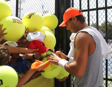 New York - 3 Eylül 2018:17-Grand Slam şampiyonu Rafael Nadal, İspanya için 2018 bize açık Billie Jean King Ulusal Tenis Merkezi New York'ta antrenmandan sonra imza imzalar saat