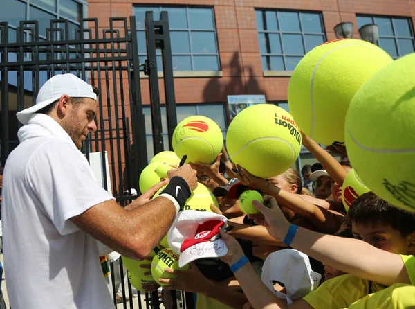 New York - 3 Eylül 2018: Grand Slam şampiyonu Juan Martin Del Potro Arjantin işaretler imza 2018 antrenmana sonra Billie Jean King Ulusal Tenis Merkezi New York'ta bize açık