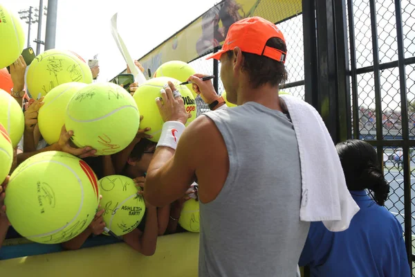 New York - Eylül 1, 2018:17-Grand Slam şampiyonu Rafael Nadal, İspanya için 2018 bize açık Billie Jean King Ulusal Tenis Merkezi New York'ta antrenmandan sonra imza imzalar saat