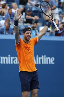 New York - 4 Eylül 2018: Grand Slam şampiyonu Juan Martin Del Potro Arjantin onun 2018 bize açık çeyrek final maç sonra Billie Jean King Ulusal Tenis Merkezi zafer kutluyor
