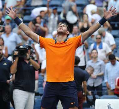 New York - 4 Eylül 2018: Grand Slam şampiyonu Juan Martin Del Potro Arjantin onun 2018 bize açık çeyrek final maç sonra Billie Jean King Ulusal Tenis Merkezi zafer kutluyor