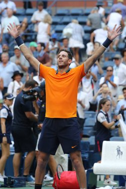 New York - 4 Eylül 2018: Grand Slam şampiyonu Juan Martin Del Potro Arjantin onun 2018 bize açık çeyrek final maç sonra Billie Jean King Ulusal Tenis Merkezi zafer kutluyor