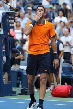 New York - 4 Eylül 2018: Grand Slam şampiyonu Juan Martin Del Potro Arjantin onun 2018 bize açık çeyrek final maç sonra Billie Jean King Ulusal Tenis Merkezi zafer kutluyor