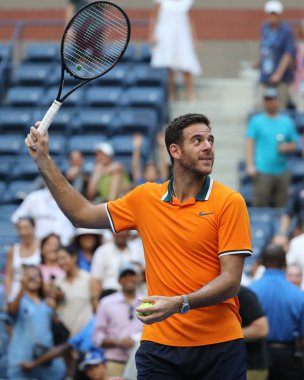 New York - 4 Eylül 2018: Grand Slam şampiyonu Juan Martin Del Potro Arjantin onun 2018 bize açık çeyrek final maç sonra Billie Jean King Ulusal Tenis Merkezi zafer kutluyor