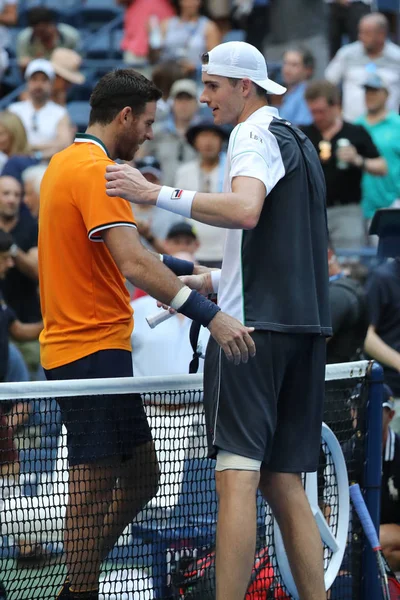 New York - 4 Eylül 2018: Grand Slam şampiyonu Juan Martin Del Potro (L) ve John Isner 2018 sonra bize açık çeyrek final maç Billie Jean King Ulusal Tenis Merkezi