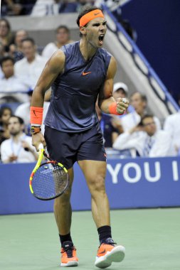 New York - 4 Eylül 2018: 17-zaman Grand Slam şampiyonu İspanya Rafael Nadal eylem sırasında onun 2018 bize açık çeyrek final maçını Billie Jean King Ulusal Tenis Merkezi