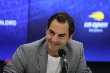 New York - 30 Ağustos 2018: 20-zaman Grand Slam şampiyonu Roger Federer İsviçre'nin basın toplantısı sırasında onun ikinci tur sonra 2018 bize açık maç Billie Jean King Ulusal Tenis Merkezi