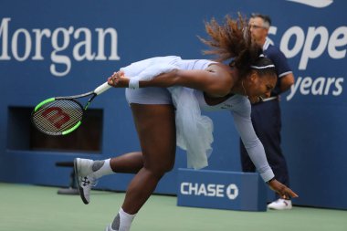 New York - 2 Eylül 2018: 23-zaman Grand Slam şampiyonu Serena Williams Billie Jean King Ulusal tenis merkezi 16 maç sırasında onun 2018 bize açık başında