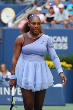 New York - 2 Eylül 2018: 23-zaman Grand Slam şampiyonu Serena Williams Billie Jean King Ulusal tenis merkezi 16 maç sırasında onun 2018 bize açık başında