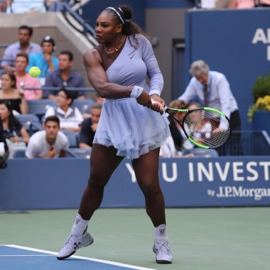 New York - 2 Eylül 2018: 23-zaman Grand Slam şampiyonu Serena Williams Billie Jean King Ulusal tenis merkezi 16 maç sırasında onun 2018 bize açık başında
