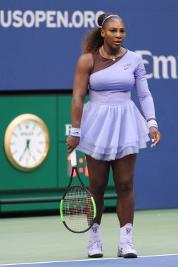 New York - 2 Eylül 2018: 23-zaman Grand Slam şampiyonu Serena Williams Billie Jean King Ulusal tenis merkezi 16 maç sırasında onun 2018 bize açık başında