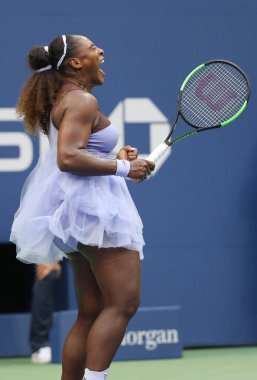New York - 2 Eylül 2018: 23-zaman Grand Slam şampiyonu Serena Williams Billie Jean King Ulusal tenis merkezi 16 maç sırasında onun 2018 bize açık başında
