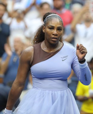 New York - 2 Eylül 2018: 23 kez Grand Slam şampiyonu Serena Williams onun 2018 bize açık yuvarlak Billie Jean King Ulusal tenis merkezi 16 maç sonra zafer kutluyor